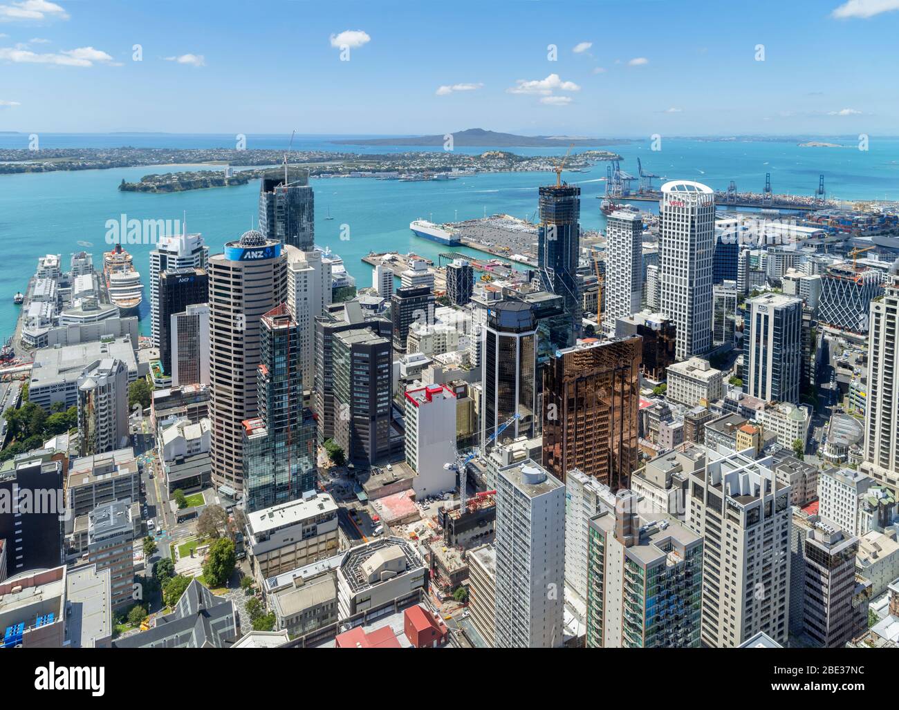 Vista sul quartiere finanziario centrale dalla piattaforma di osservazione della Sky Tower, Auckland, Nuova Zelanda Foto Stock