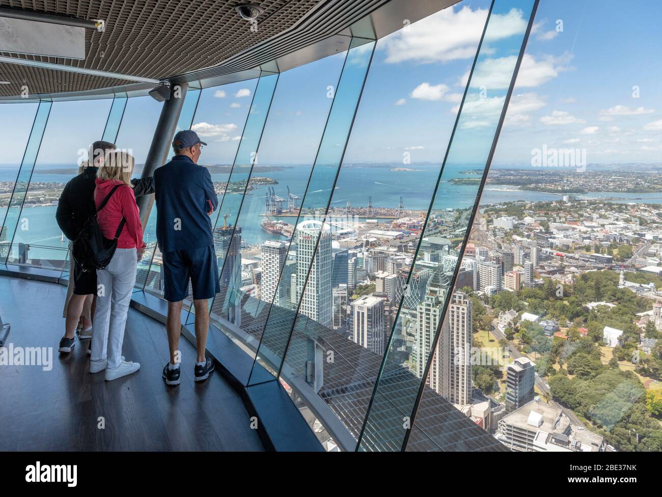 Vista sul quartiere finanziario centrale e sul porto dalla piattaforma di osservazione della Sky Tower, Auckland, Nuova Zelanda Foto Stock