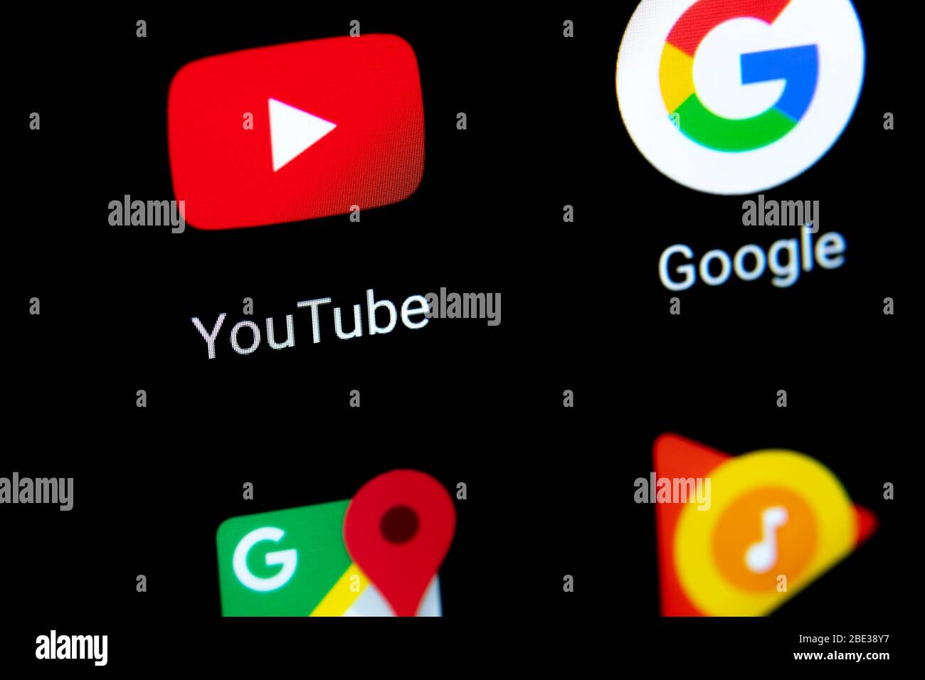 Spagna; 04/11/2020; logo dell'app YouTube su smartphone. Foto Stock