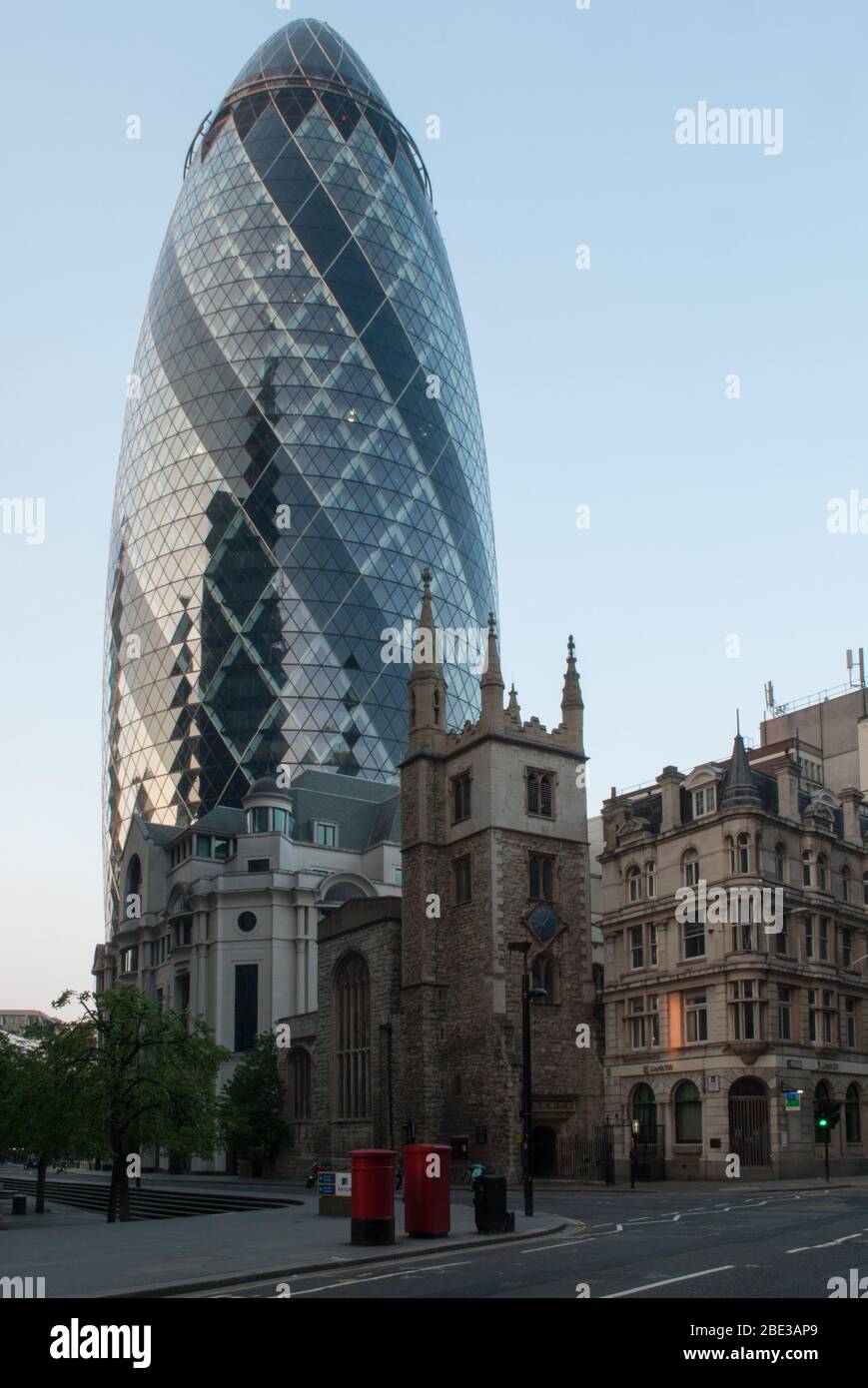 Blue Tower Gherkin Building 30 St Mary Axe, Londra EC3A 8BF di Foster & Partners Foto Stock