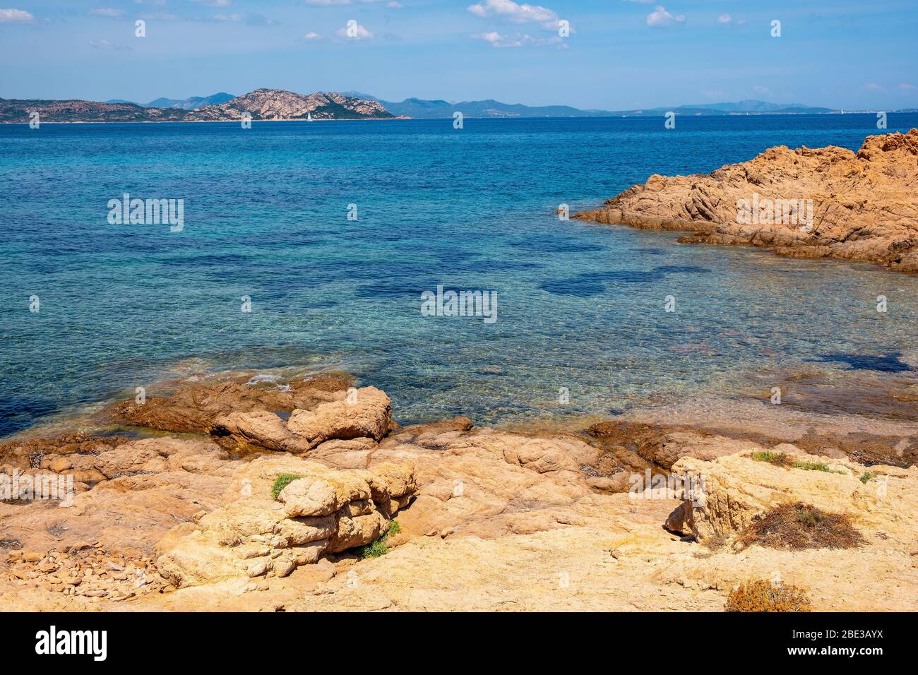 Vista panoramica della penisola di Spalmatore di Terra della Riserva Area Marina protetta con rocce di mare dell'Isola Tavolara sul Mar Tirreno Foto Stock