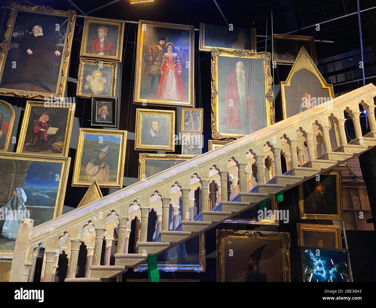 Scala e dipinti di Hogwarts - Tour dello Studio di Harry Potter WB Foto  stock - Alamy