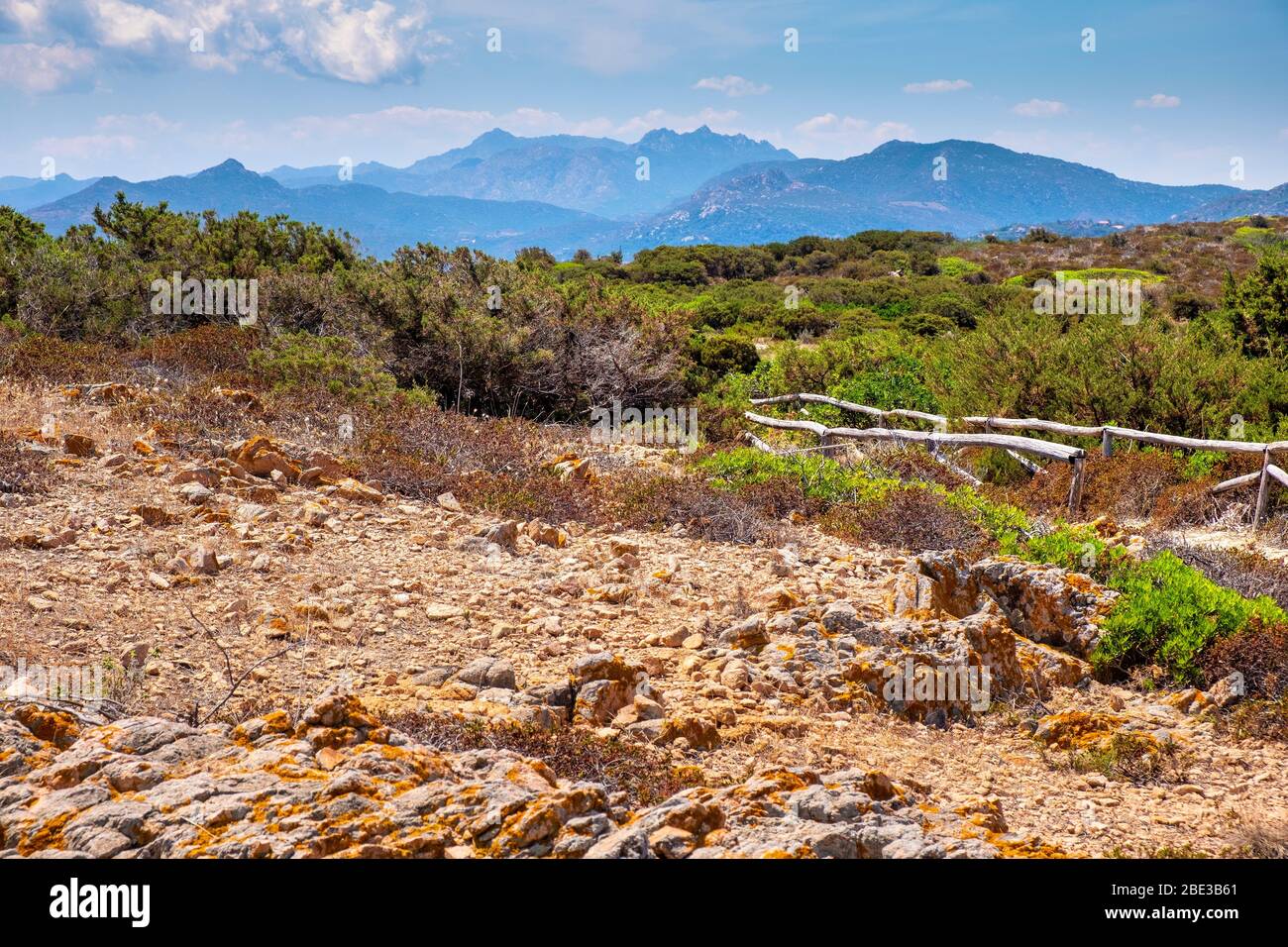 Vista panoramica della penisola di Spalmatore di Terra della Riserva Area Marina protetta con macchia mediterranea dell'Isola Tavolara sul Mar Tirreno Foto Stock