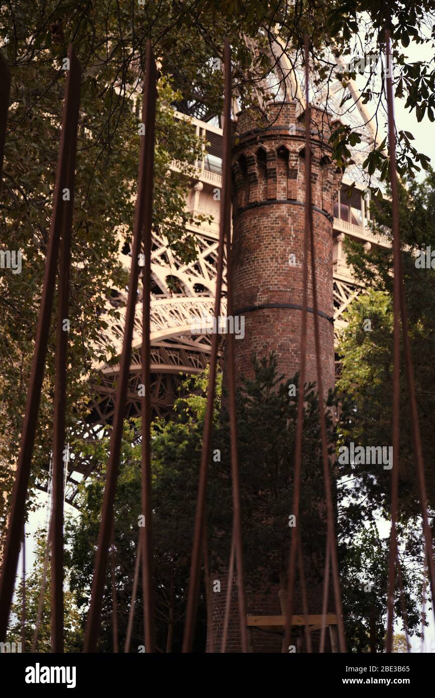 Torre di mattoni ai piedi della Torre Eiffel Foto Stock