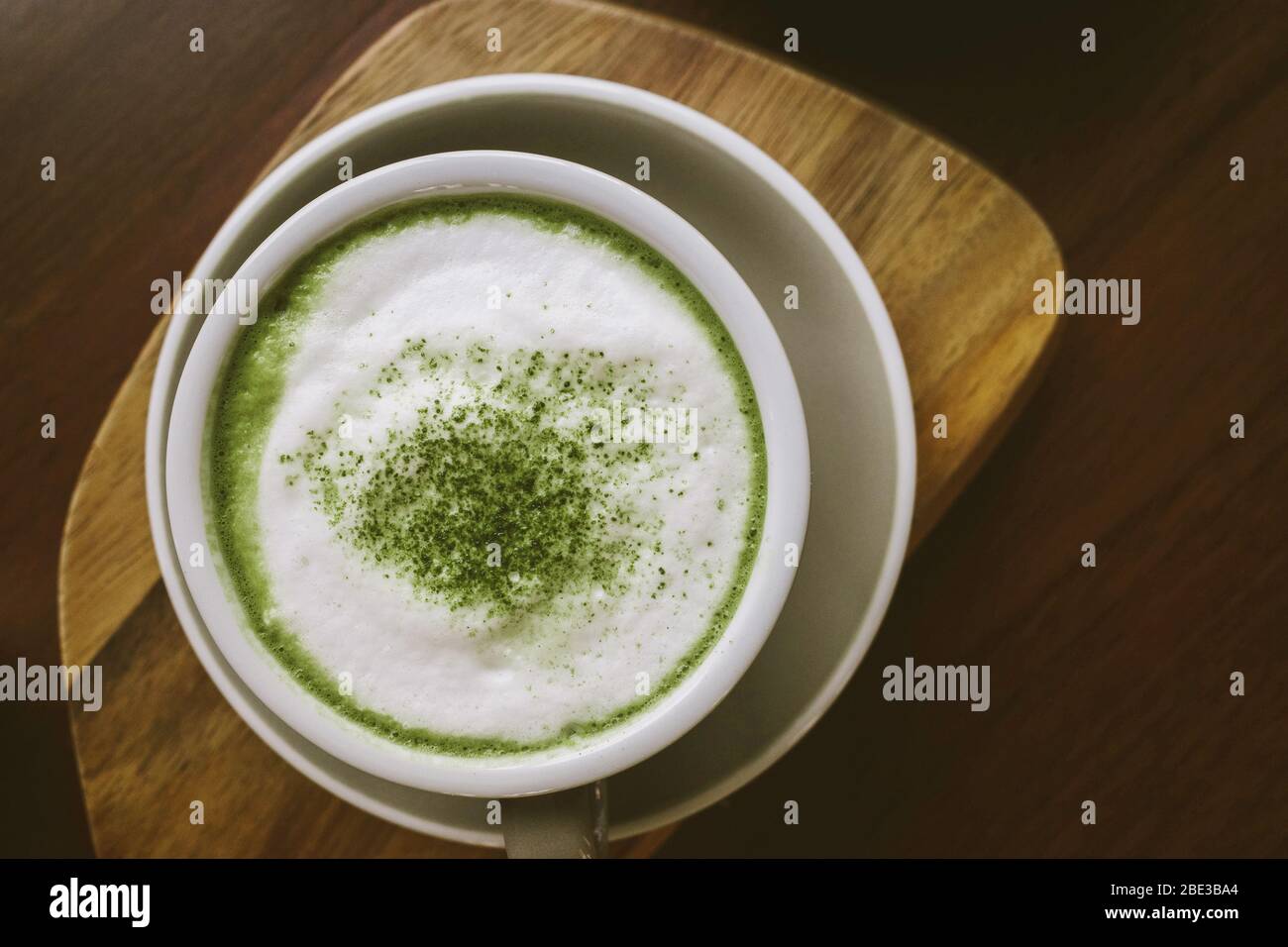 Bere con una tazza di tè verde matcha Foto Stock