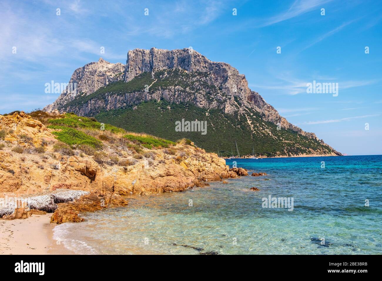 Vista panoramica sulle scogliere e sulle pendici del massiccio calcareo principale, la vetta del Monte Cannone, dell'isola Tavolara sul Mar Tirreno al largo della costa sarda Foto Stock