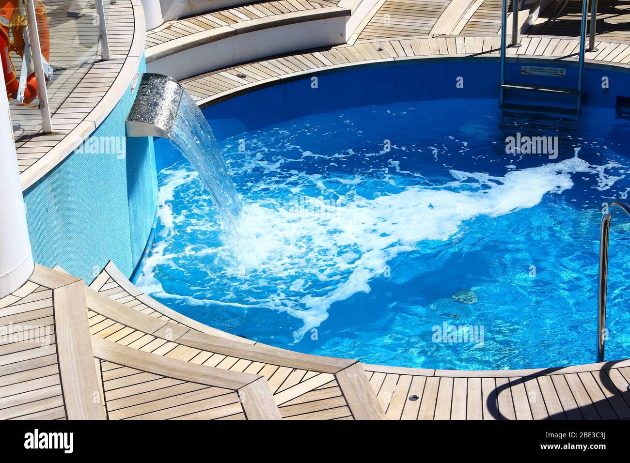 Swimmingpool auf einem Kreizfahrtschiff Foto Stock