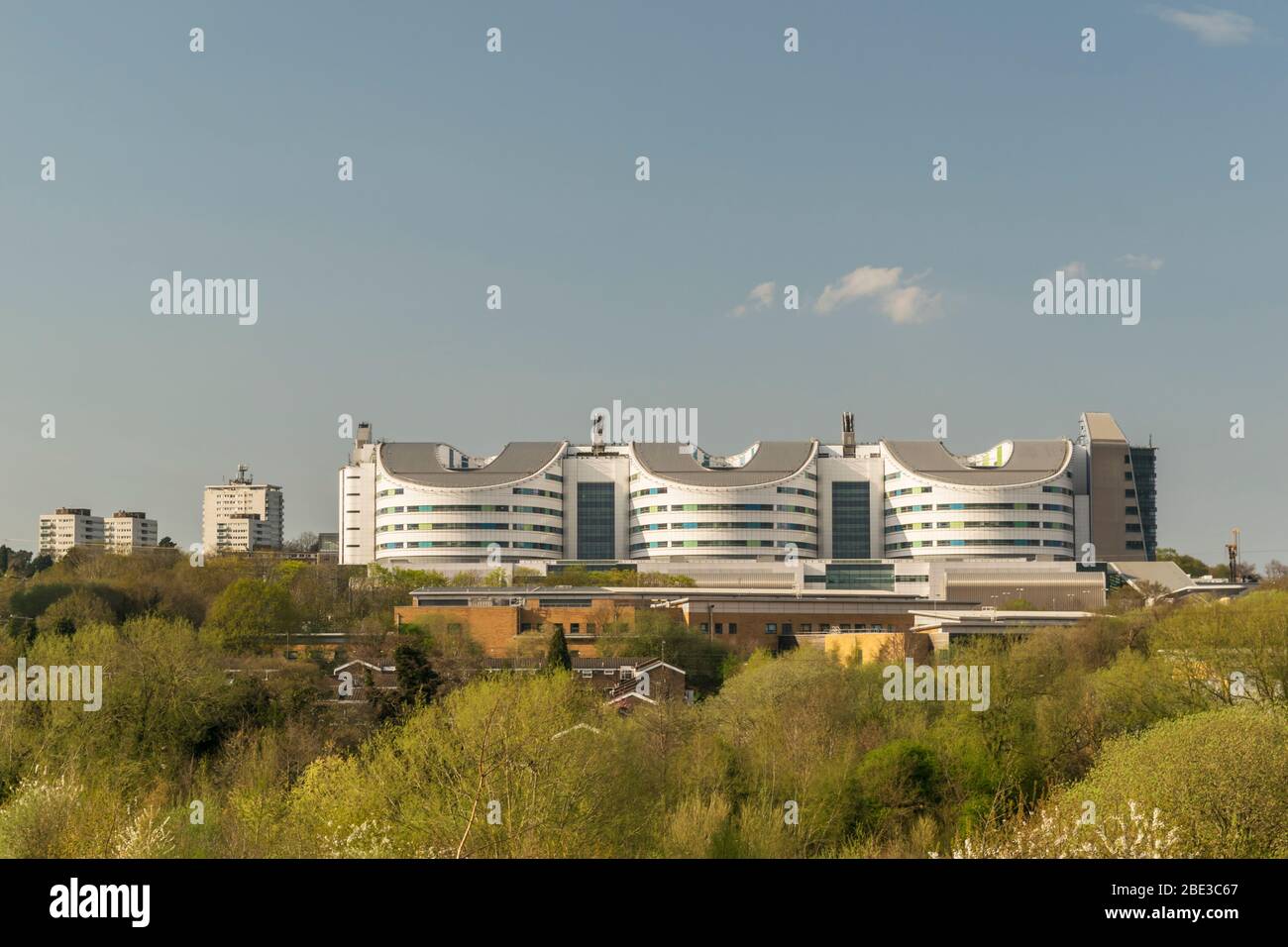 Queen Elizabeth Hospital, Birmingham, Regno Unito da lontano, in una giornata di sole durante l'epidemia di Covid 19 2020 Foto Stock