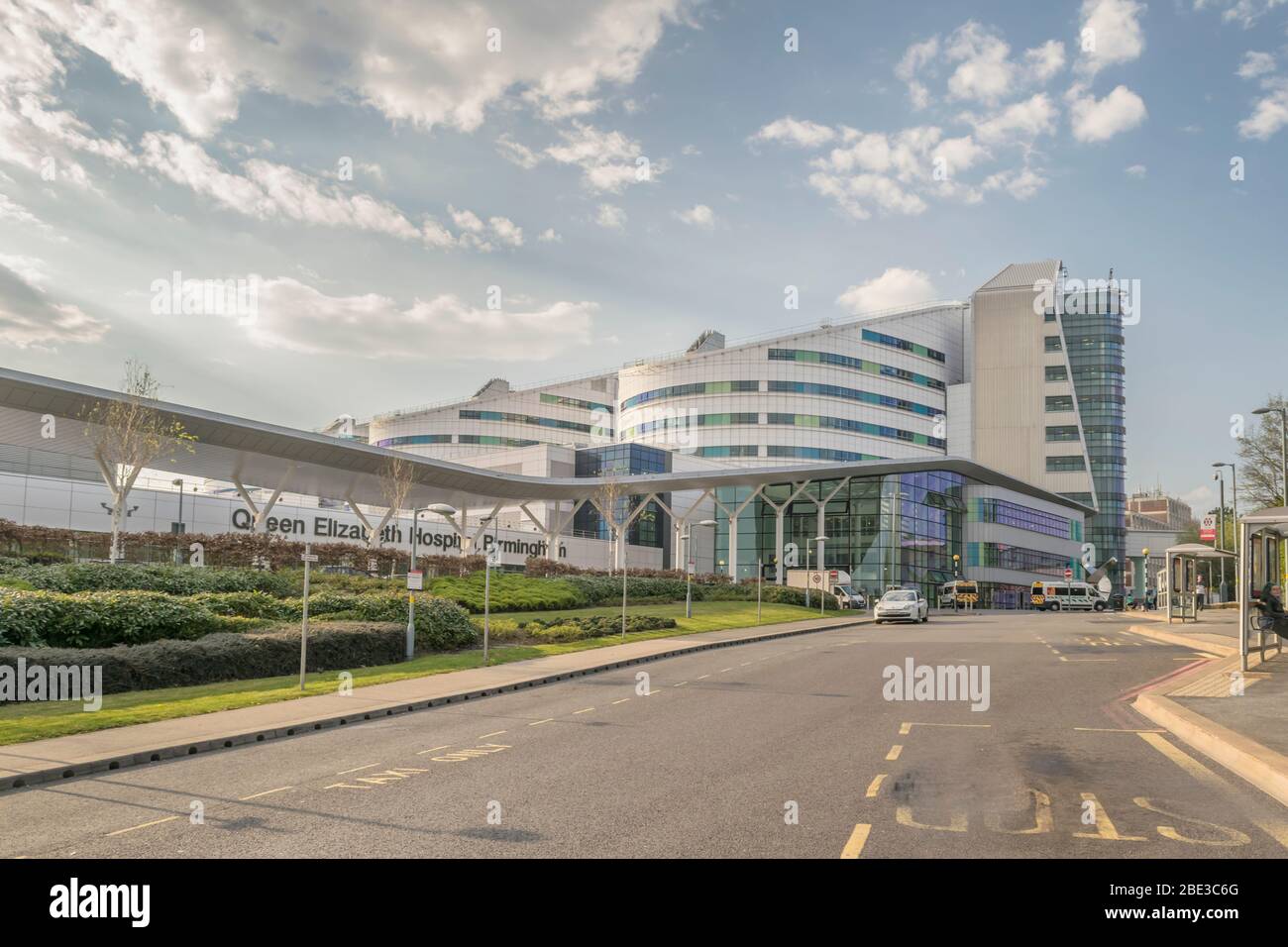 Queen Elizabeth Hospital, Birmingham, Regno Unito, in una giornata di sole durante l'epidemia di Covid 19 nel 2020 Foto Stock