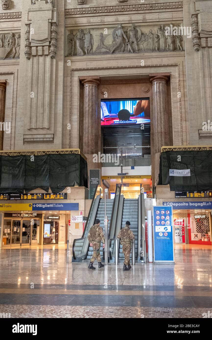 Stazione centrale di Milano al momento del coronavirus. La polizia controlla i passeggeri prima di accedere alle piattaforme ferroviarie. Marzo 16,2020 Foto Stock