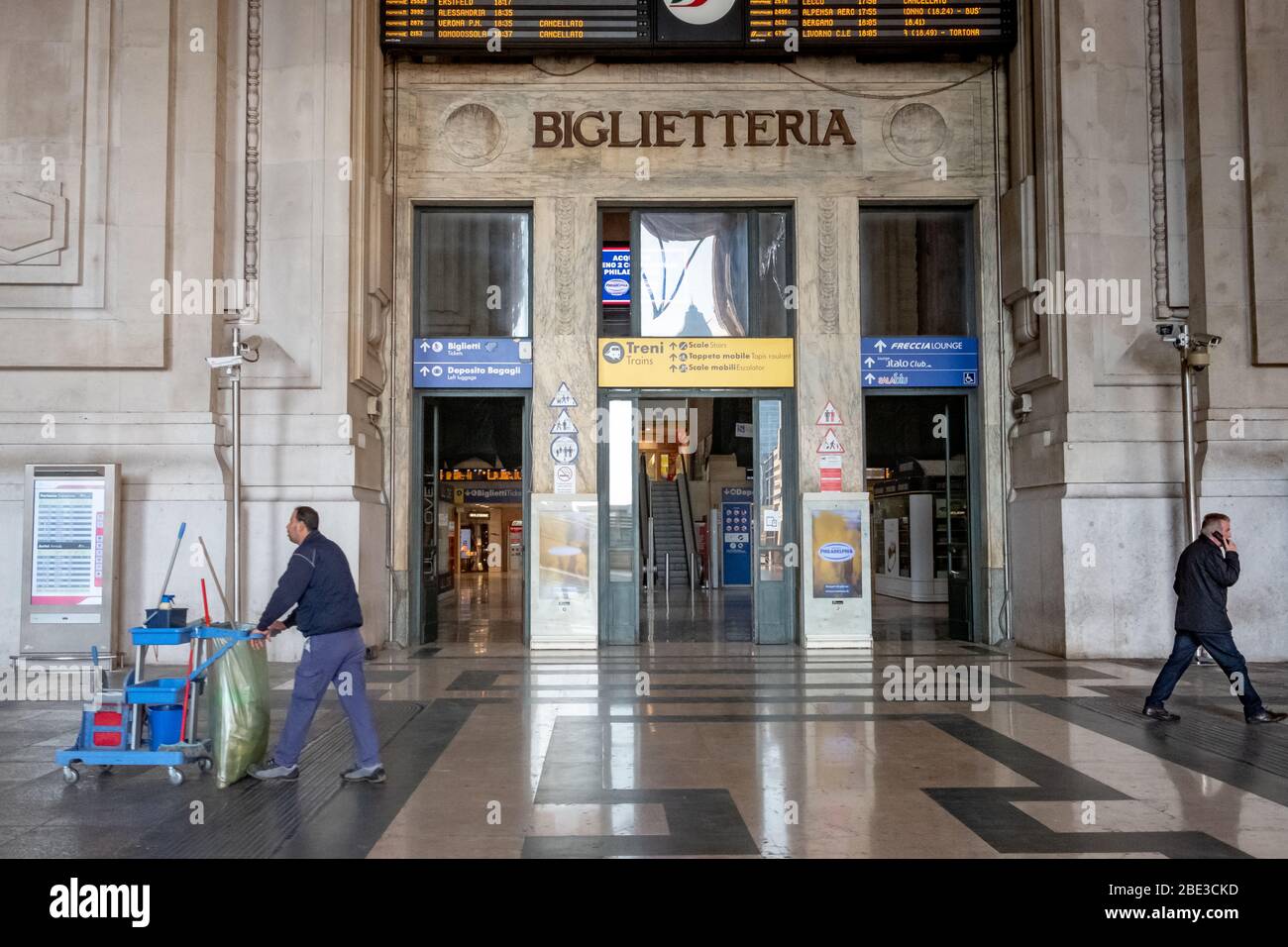 Stazione centrale di Milano al momento del coronavirus. La polizia controlla i passeggeri prima di accedere alle piattaforme ferroviarie. Marzo 16,2020 Foto Stock