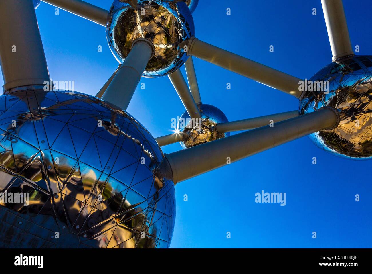 Esterno dell'Atomium costruito per l'esposizione mondiale di Bruxelles del 1958 da André Waterkeyn e dagli architetti André e Jean Polak, Heysel Plateau, Bruxelles, Belgio Foto Stock
