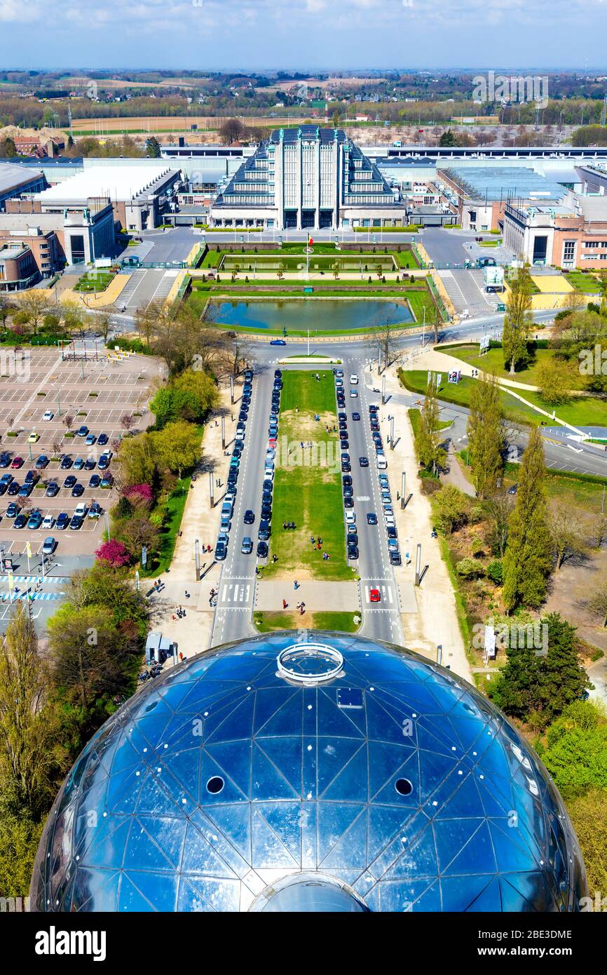 Vista dell'edificio dell'Expo di Bruxelles n. 5 (Palazzo Centenario) nel Parco Heysel dall'Atomium, Bruxelles, Belgio Foto Stock