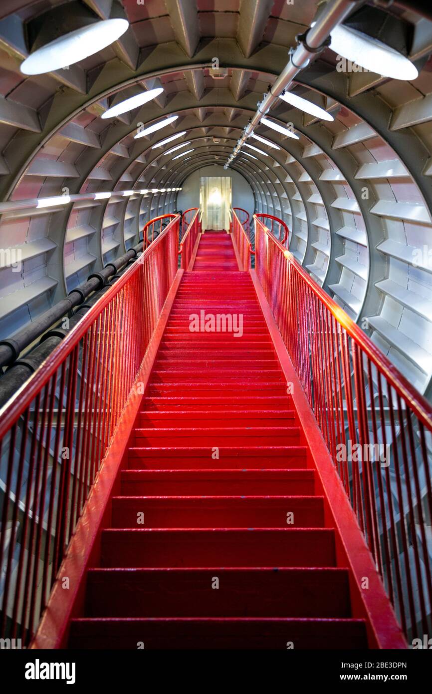 Scale rosse e tunnel all'interno dell'Atomium, Bruxelles, Belgio Foto Stock
