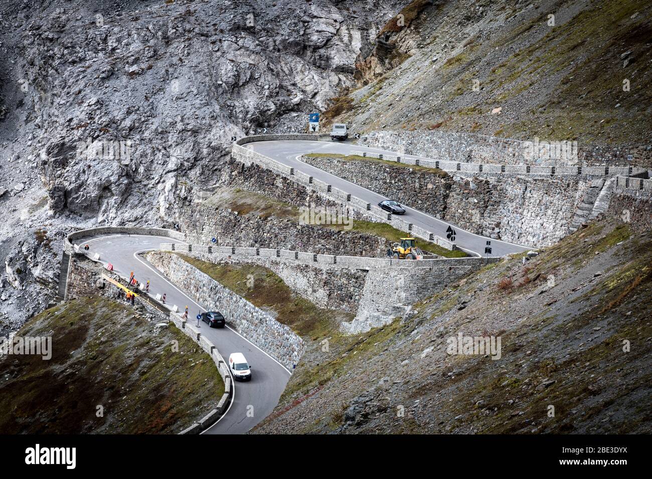 L'avvicinamento al Passo dello Stelvio che mostra i suoi numerosi tornanti, l'Italia. Foto Stock