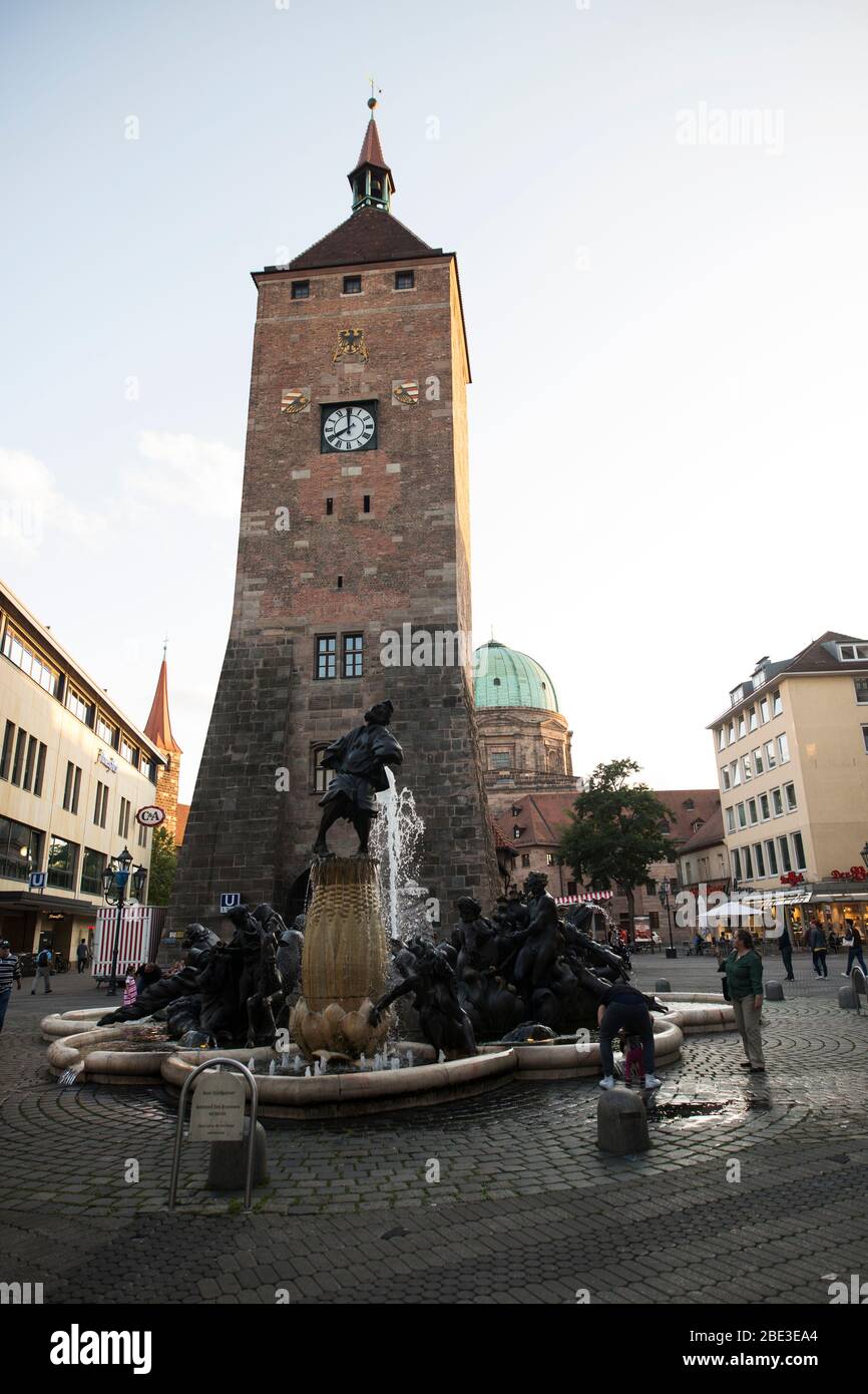La torre di Weisser Turm dietro la fontana di Ehekarussell su Ludwigsplatz a Norimberga, Germania. Foto Stock