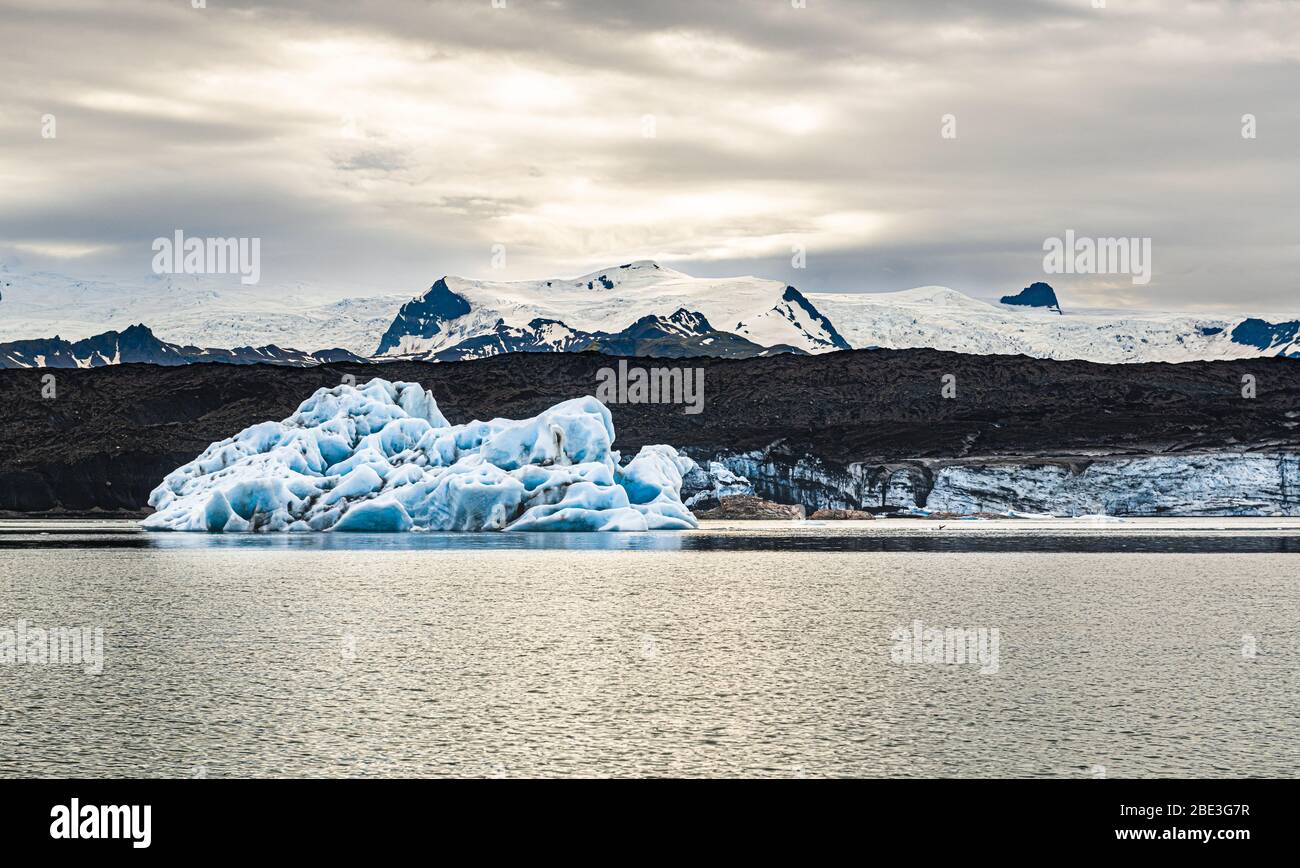 La famosa laguna del ghiacciaio di Jokulsarlon nella parte orientale dell'Islanda durante una giornata nuvolosa Foto Stock