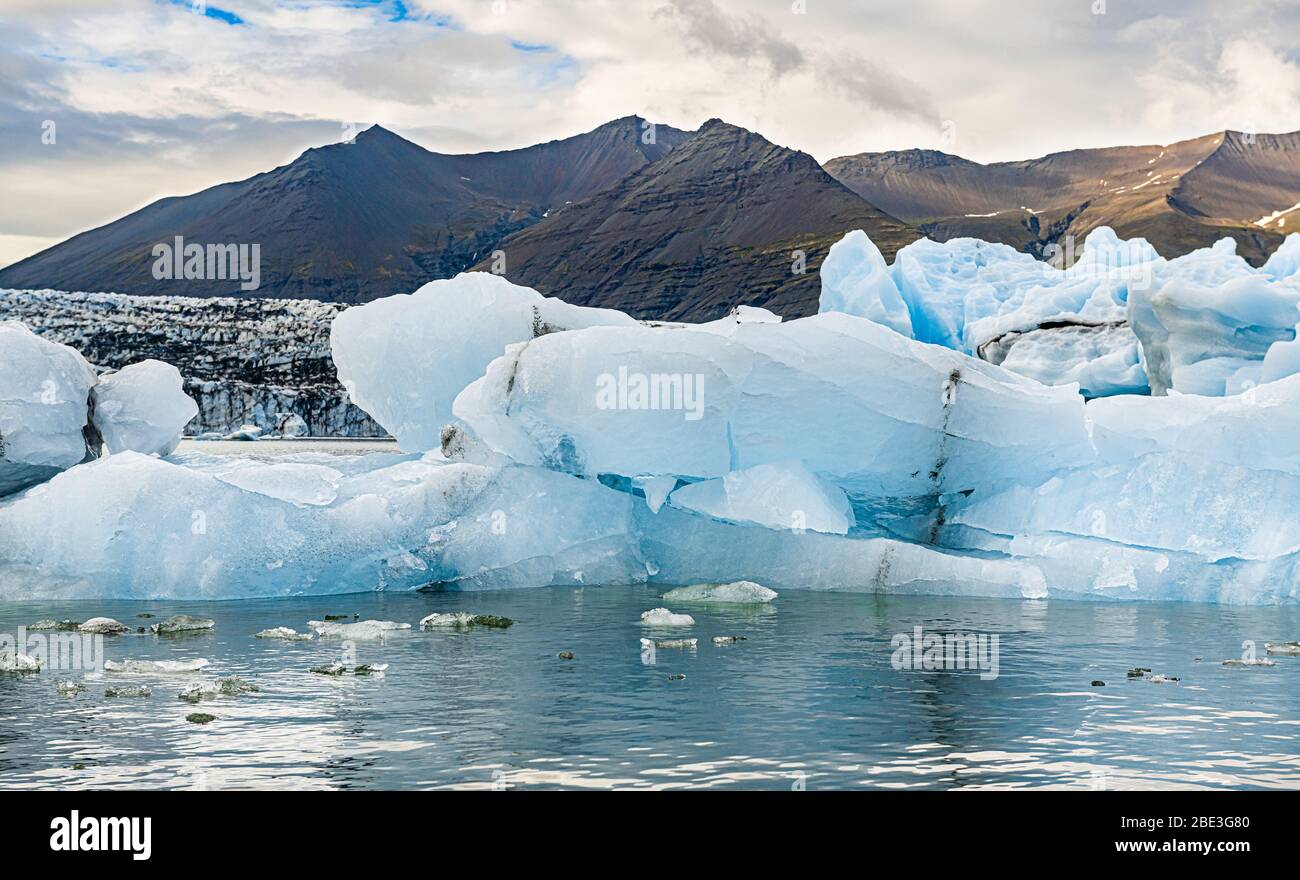 La laguna del ghiacciaio di Jokulsarlon nella parte orientale dell'Islanda durante una giornata nuvolosa Foto Stock