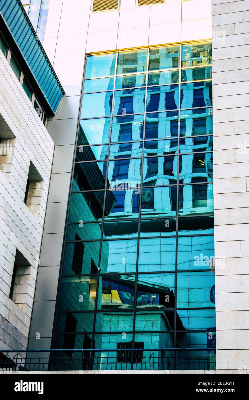 Tel Aviv Israele 11 gennaio 2018 Vista della facciata di un edificio moderno nelle strade di Tel Aviv in serata Foto Stock
