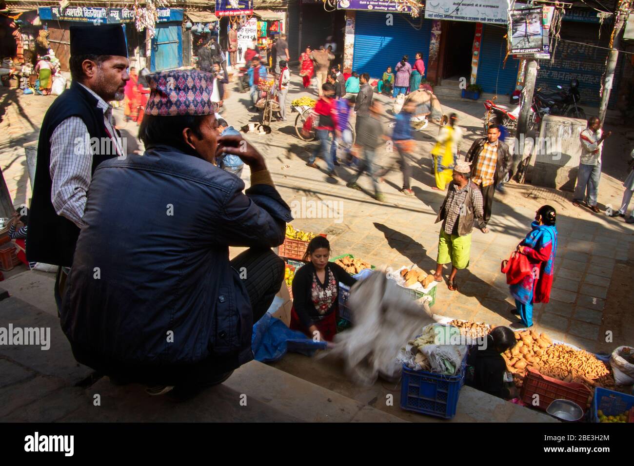 Nepal, Kathmandu, Via, persone, amico, parlando, Bazaar, frutta, Passeggiate, mattina, Negozio, Acquisto, Venditore Foto Stock