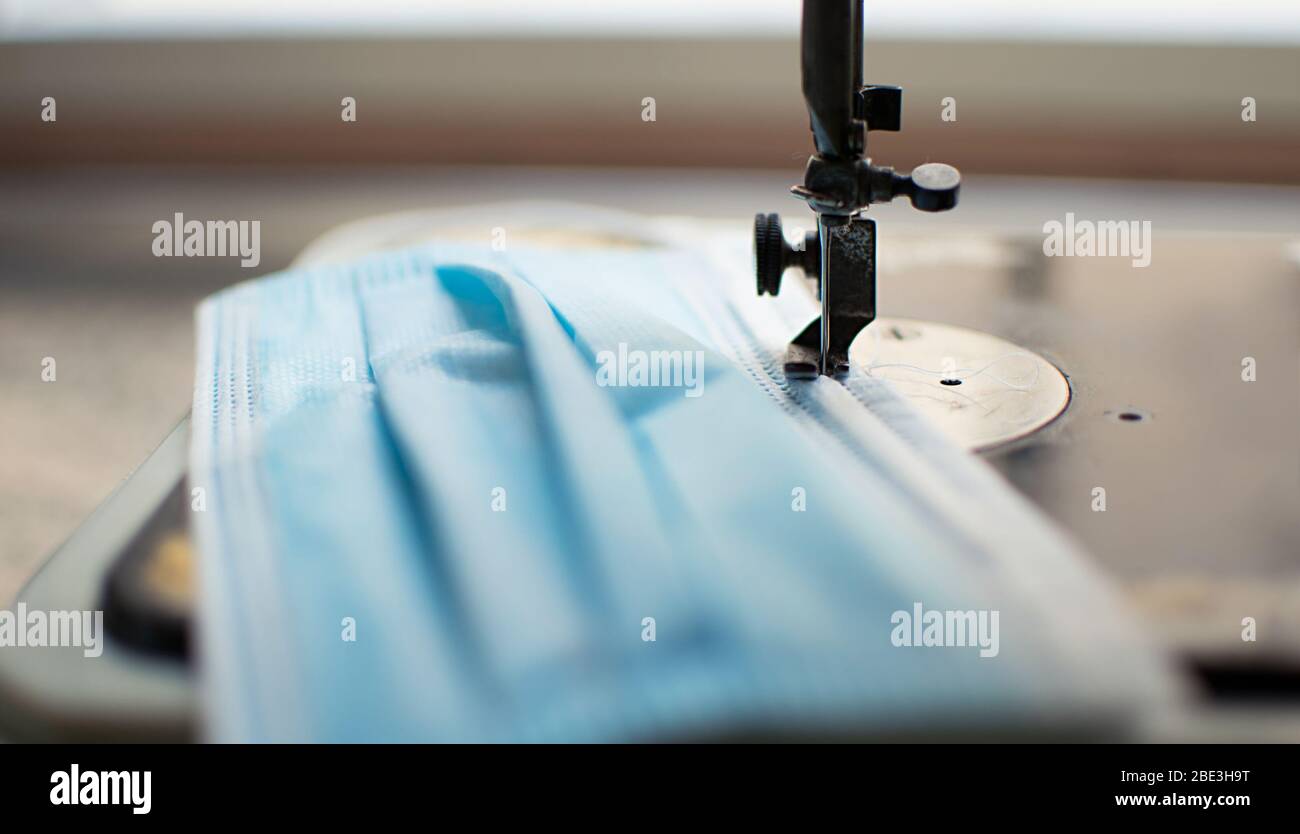 Con la diffusione globale della nuova coronavirus pneumatia, la linea di produzione automatica di maschere mediche monouso rende le maschere in continuo 24 ore a. Foto Stock