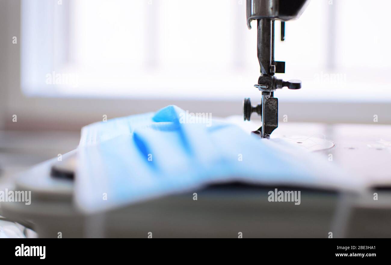 Con la diffusione globale della nuova coronavirus pneumatia, la linea di produzione automatica di maschere mediche monouso rende le maschere in continuo 24 ore a. Foto Stock