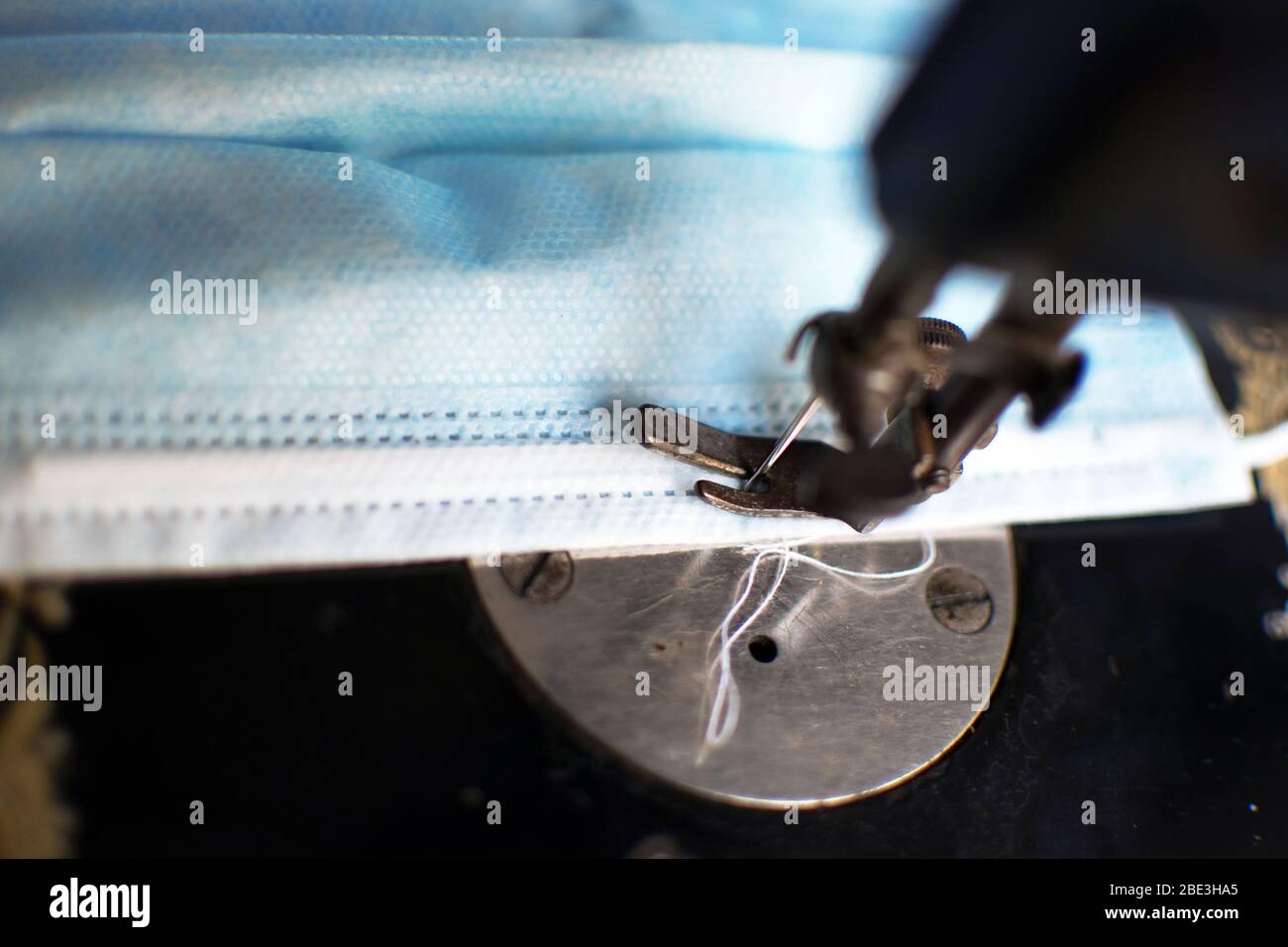 Con la diffusione globale della nuova coronavirus pneumatia, la linea di produzione automatica di maschere mediche monouso rende le maschere in continuo 24 ore a. Foto Stock