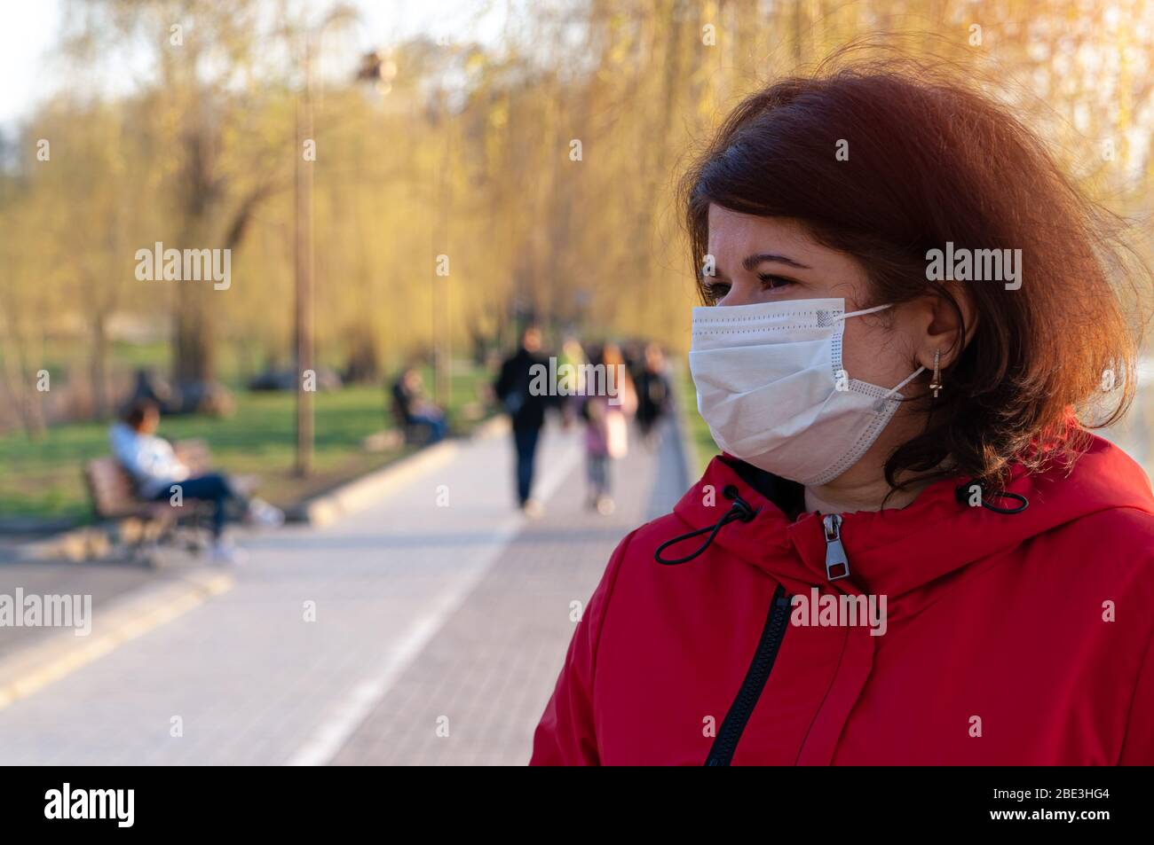 Ritratto di una donna con maschera medica. Quarantena nel mondo nel 2020. Prevenzione dell'epidemia di coronavirus SARS-cov-2. Foto Stock