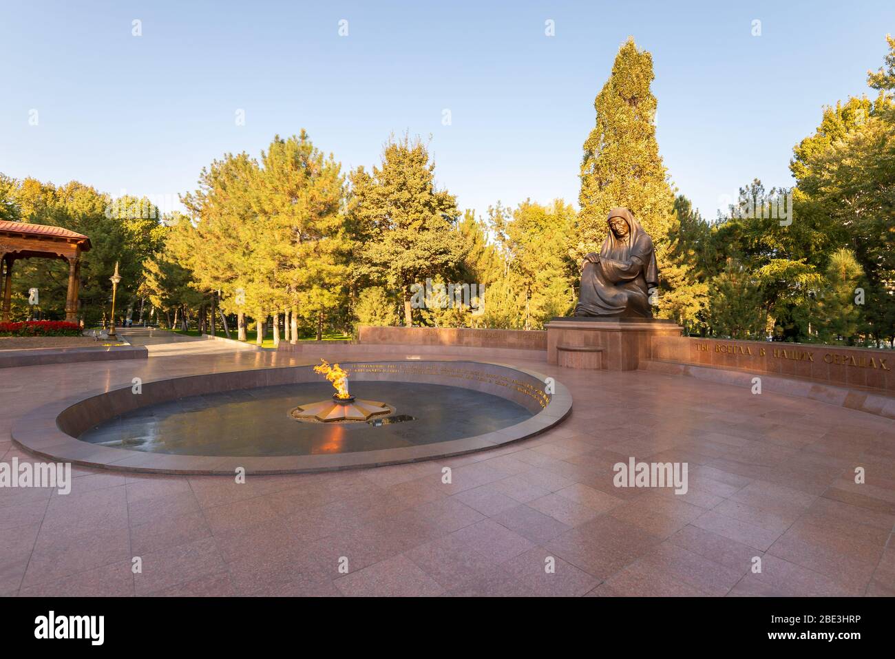 Monumento a fiamma eterna situato in Piazza Mustaqillik Maydoni a Tashkent, Uzbekistan. Tomba del Milite Ignoto in Piazza della memoria e dell'onore. Foto Stock