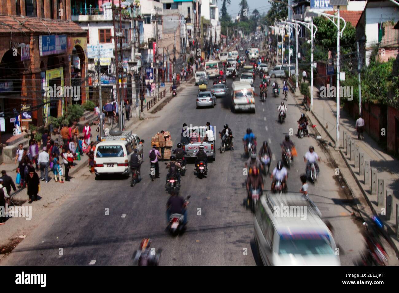 Nepal, Kathmandu, strada, persone, auto, inquinamento, traffico, moto, folla, Drive Foto Stock