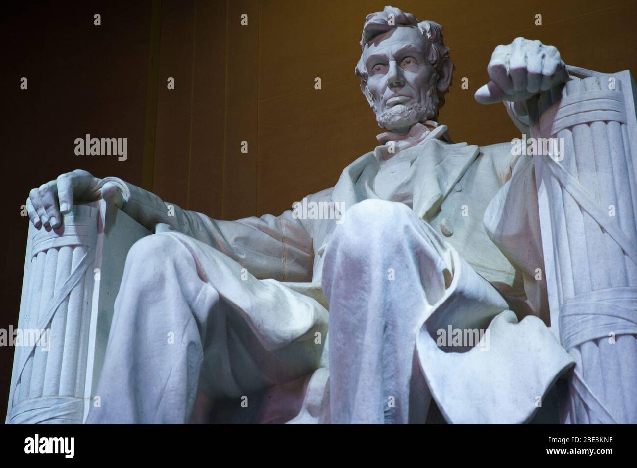 La statua interna del Lincoln Memorial in una fredda notte d'inverno. Foto Stock