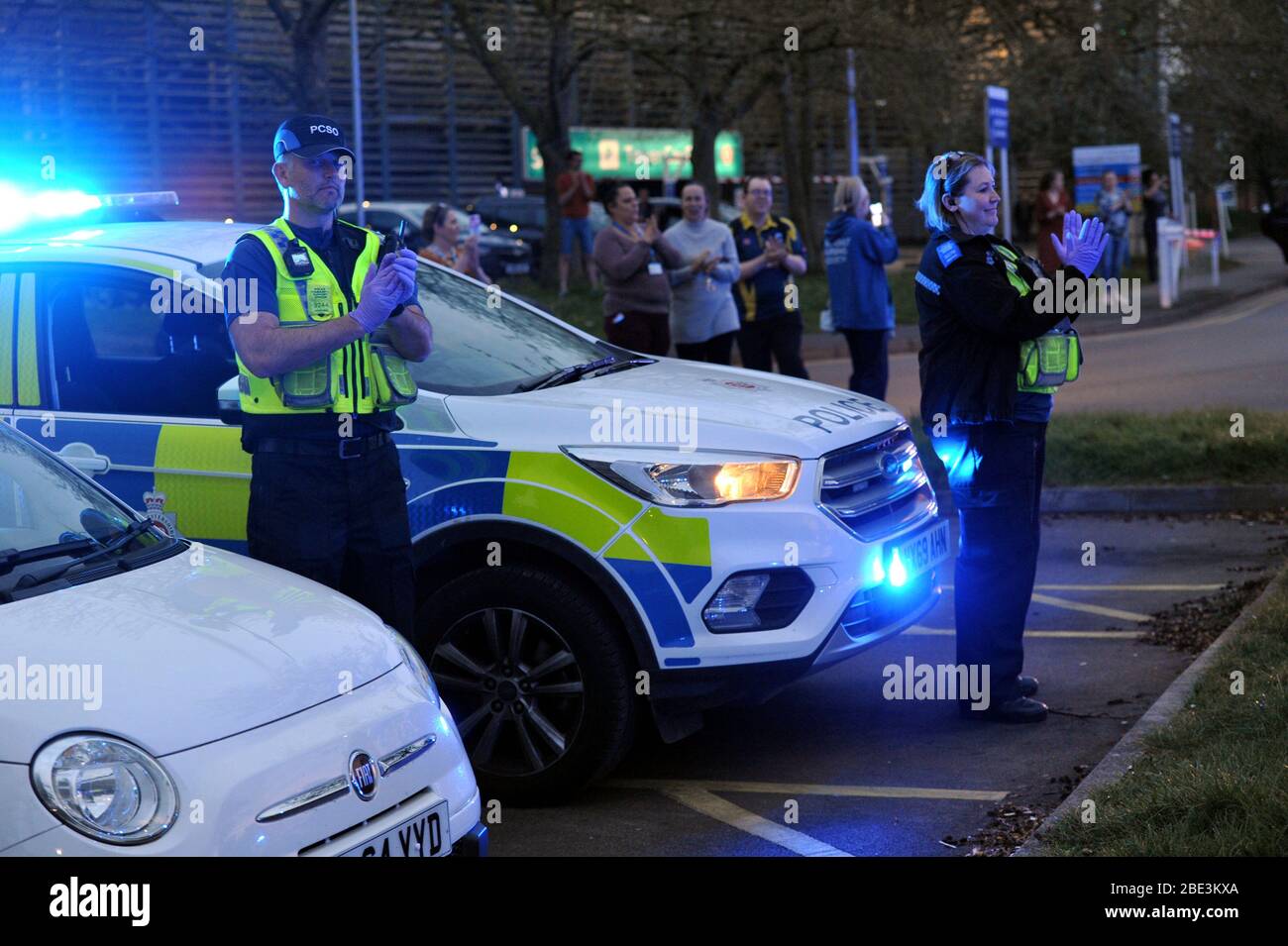 Terzo clap per il NHS di Giovedi 9 aprile alle 20:00. La polizia di Gloucestershire si è unita a pazienti, membri di lavoratori pubblici e ospedalieri mentre si scontrano con un Foto Stock