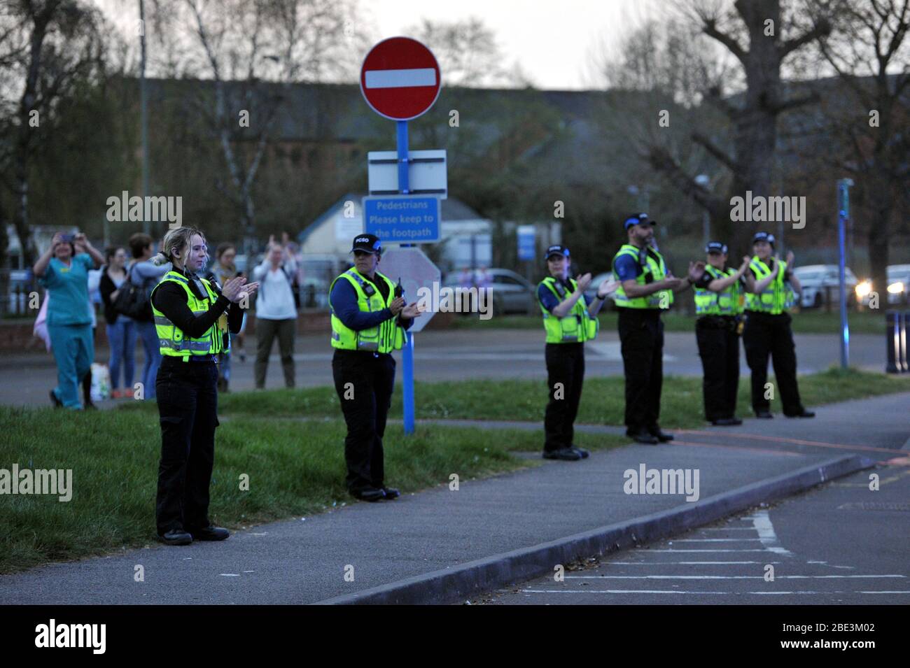 Terzo clap per il NHS di Giovedi 9 aprile alle 20:00. La polizia di Gloucestershire si è unita a pazienti, membri di lavoratori pubblici e ospedalieri mentre si scontrano con un Foto Stock