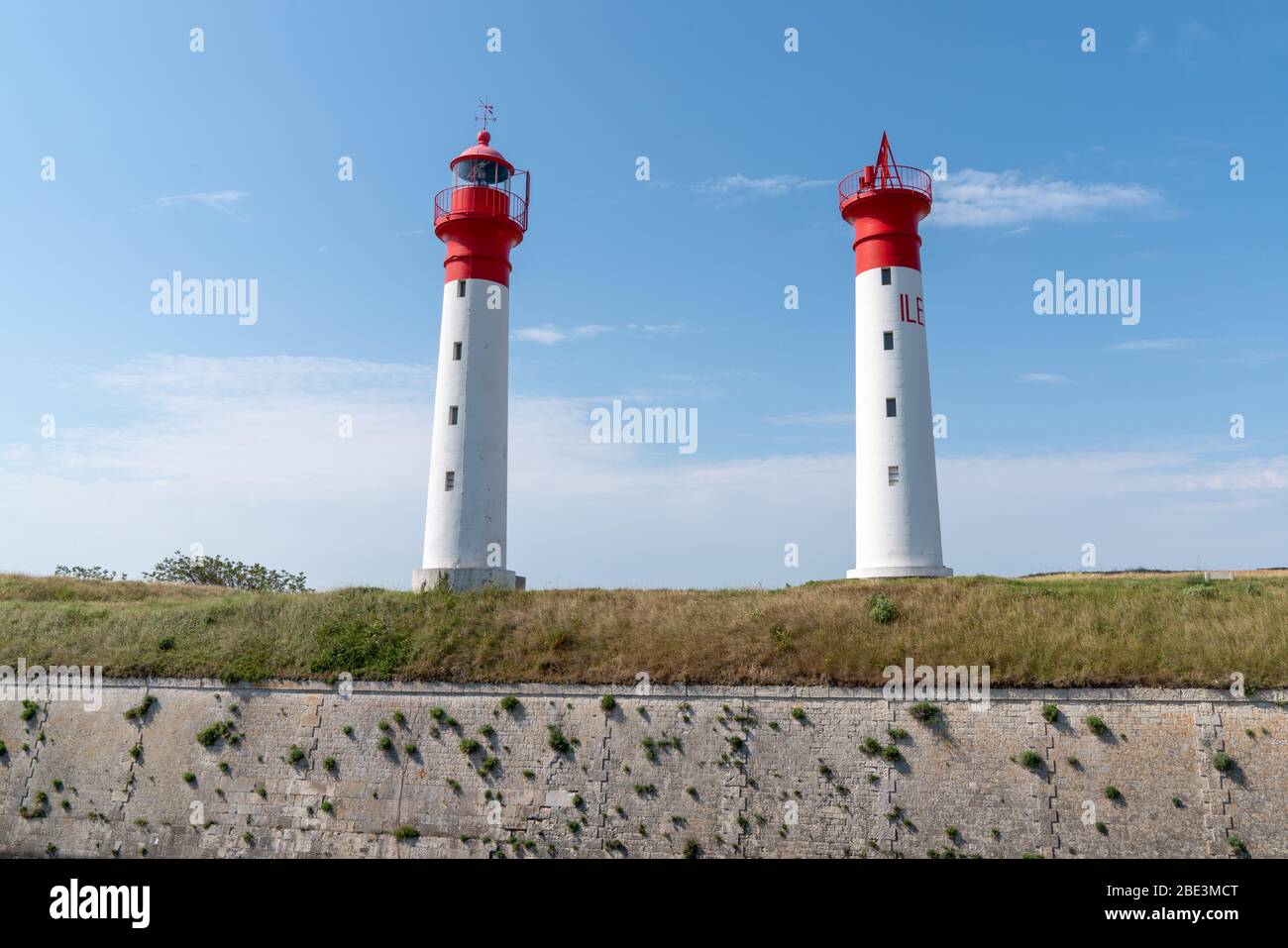 Due fari rossi e bianchi sull'isola di Ile d Aix nella Francia occidentale Foto Stock