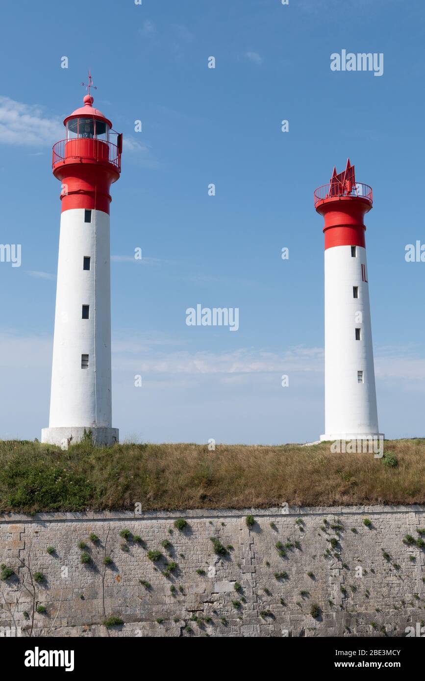 Due fari rossi e bianchi e fortificazioni dell'isola di Aix Charente Francia Foto Stock