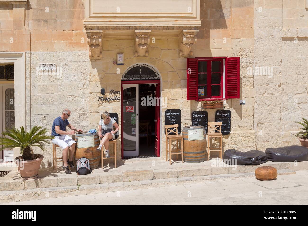 Persone sedute all'aperto in un bar, Silent City of Mdina, Malta Foto Stock