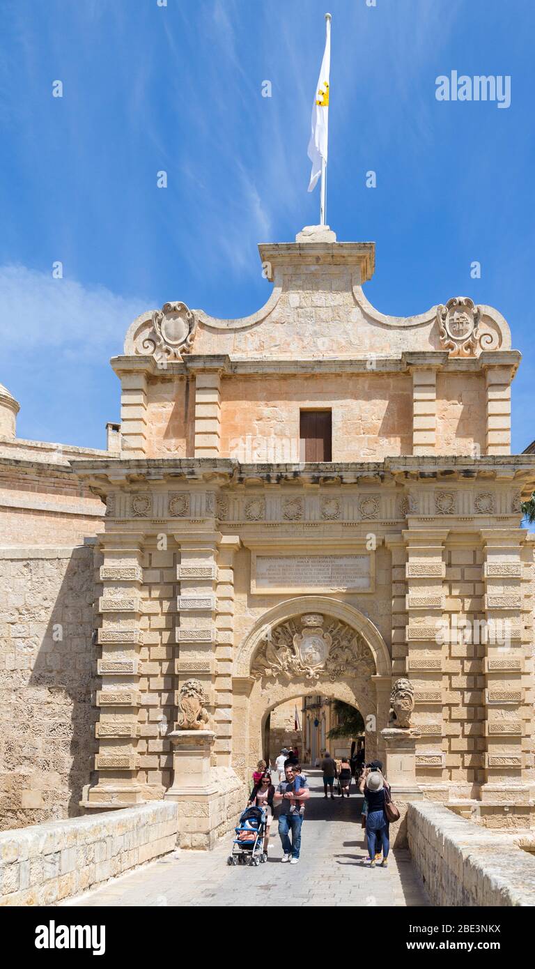 Persone che camminano attraverso la porta di Mdina, la Città silenziosa di Mdina, Malta Foto Stock