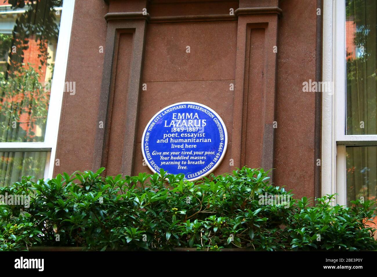Plaque commemora il brownstone al 18 West 10th Street nel West Village dove il poeta Emma Lazarus una volta visse e morì, Manhattan il 26 LUGLIO 2019 a New Foto Stock