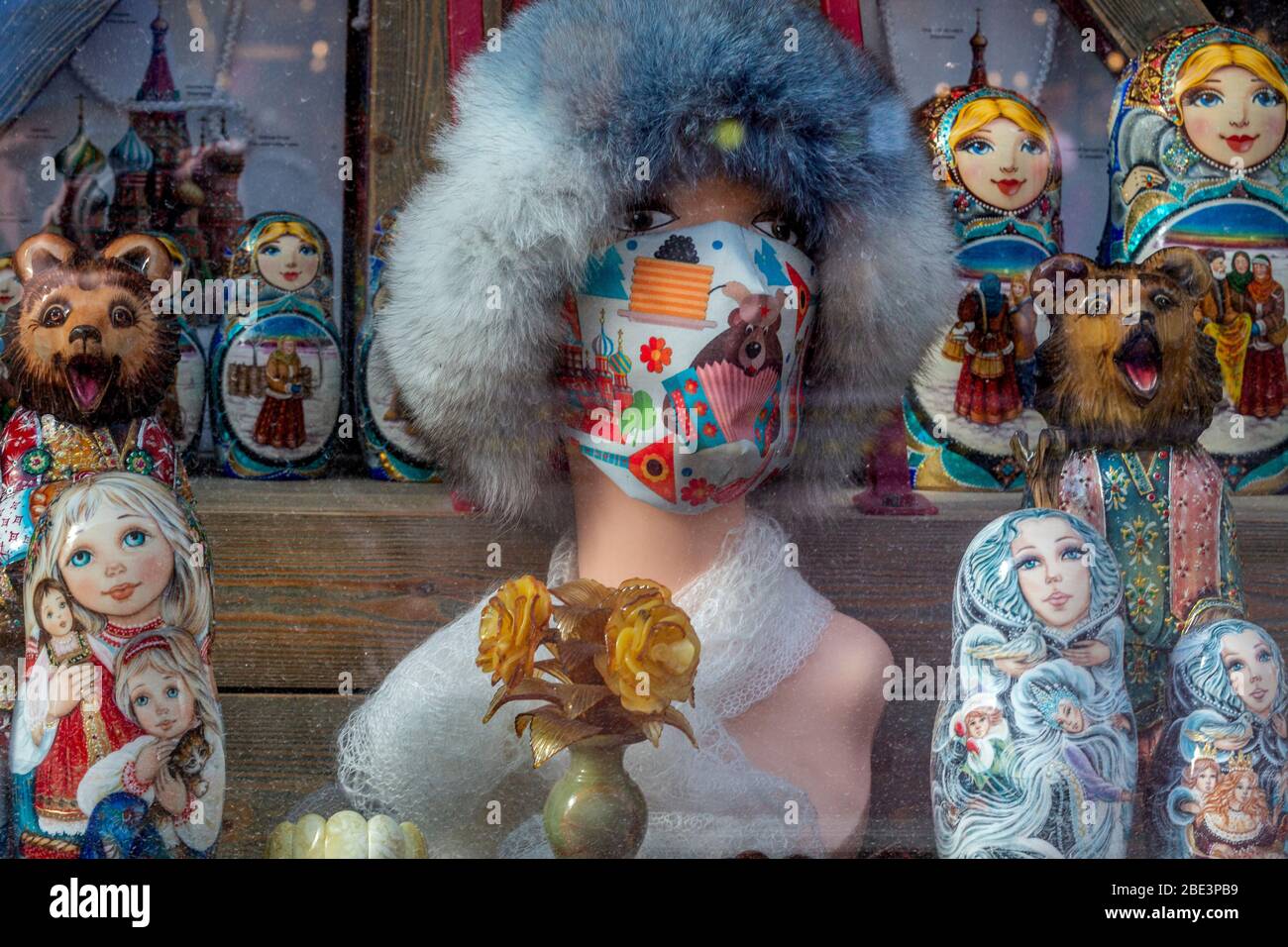 Mosca, Russia. 11 aprile 2020 bambole russe Matrioshka e altri prodotti souvenir presso un negozio di souvenir sulla strada pedonale Arbat nel centro di Mosca durante l'epidemia di romanzo epidemico coronavirus COVID-19 in Russia Foto Stock