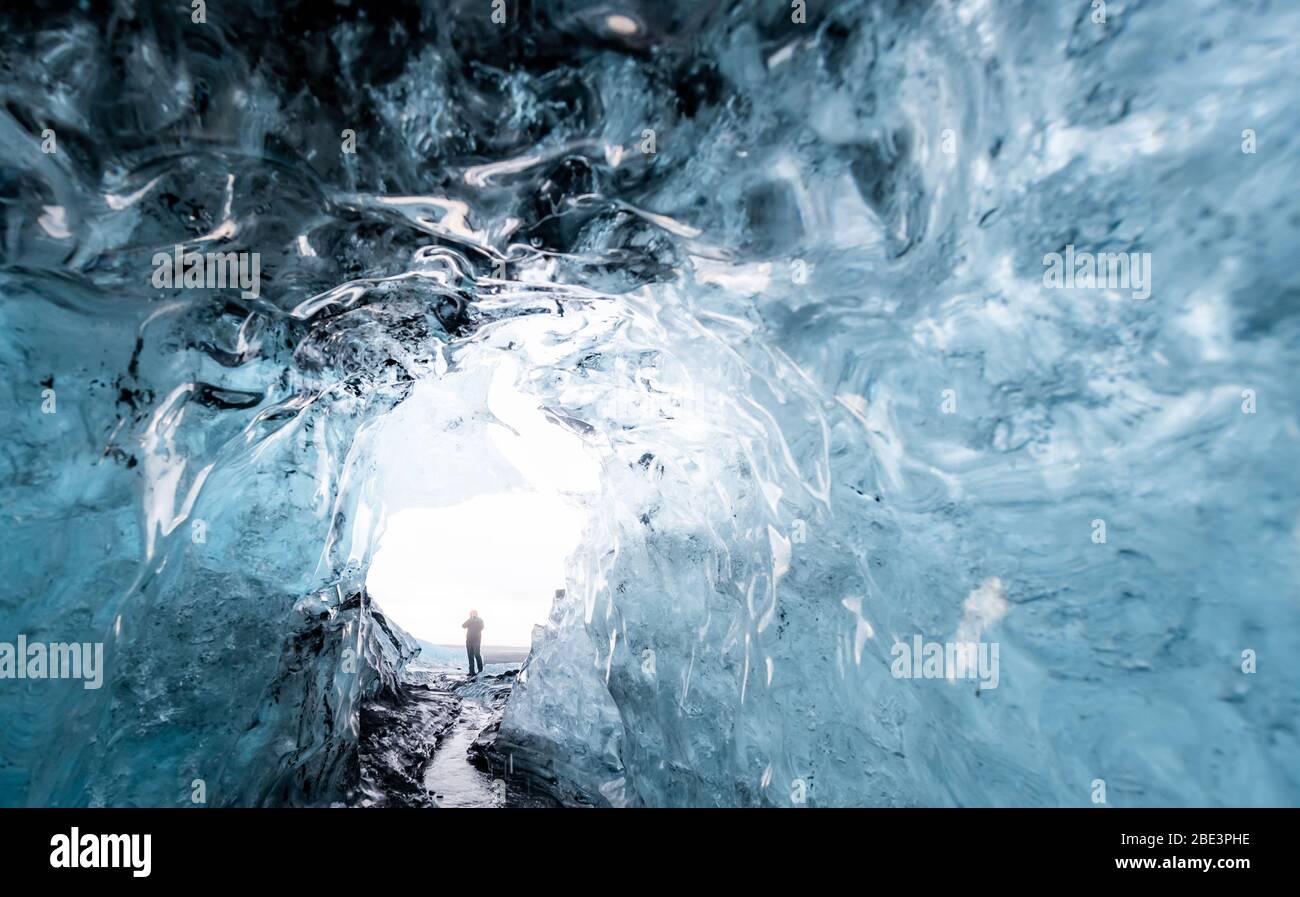 All'interno di una grotta di ghiaccio sul ghiacciaio in Islanda Foto Stock