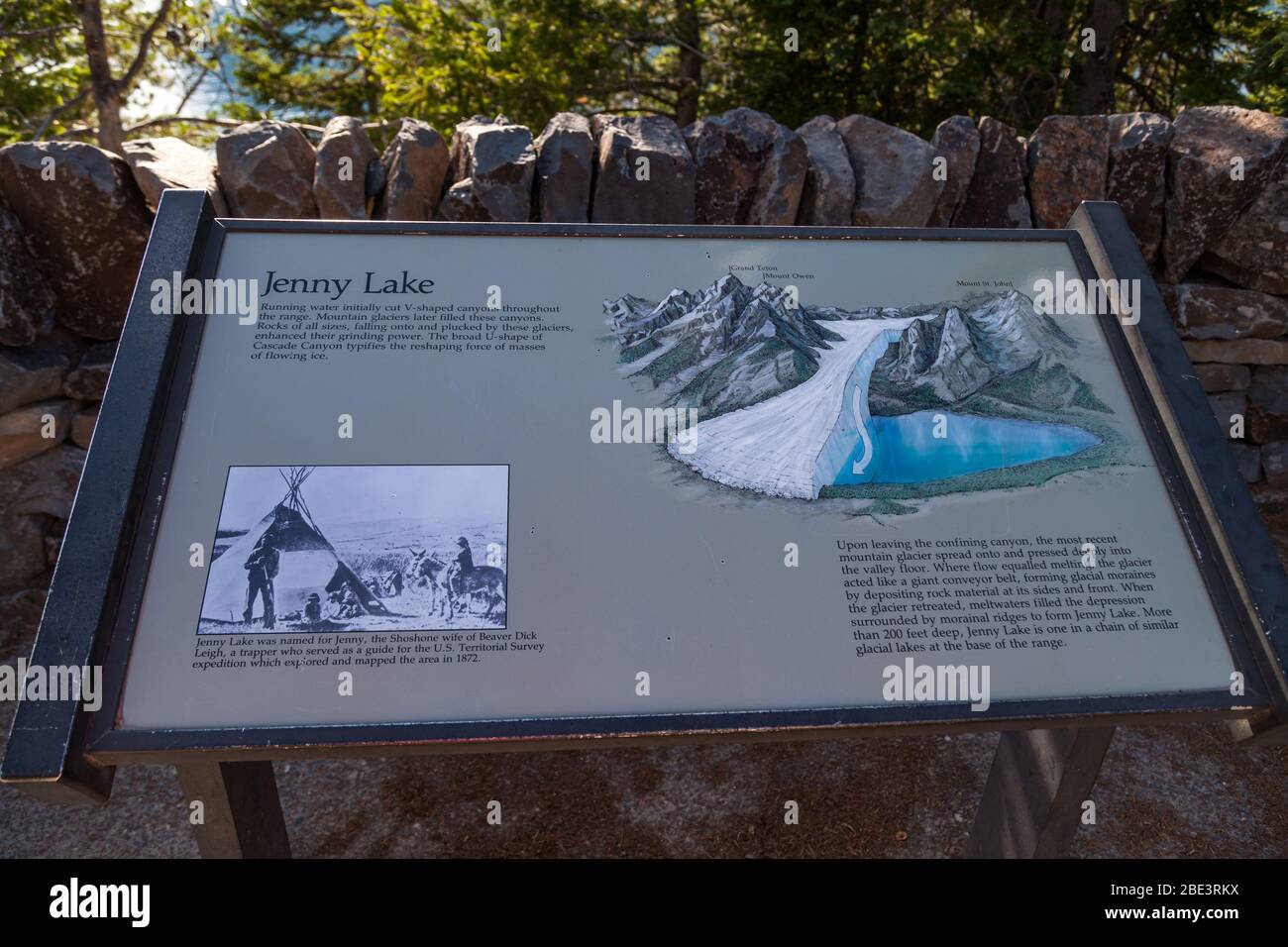 Grand Teton National Park, Wyoming / USA - 16 luglio 2014: Un cartello informativo in metallo che fornisce i dettagli del lago Jenny nel Grand Teton National Park, Wyomi Foto Stock