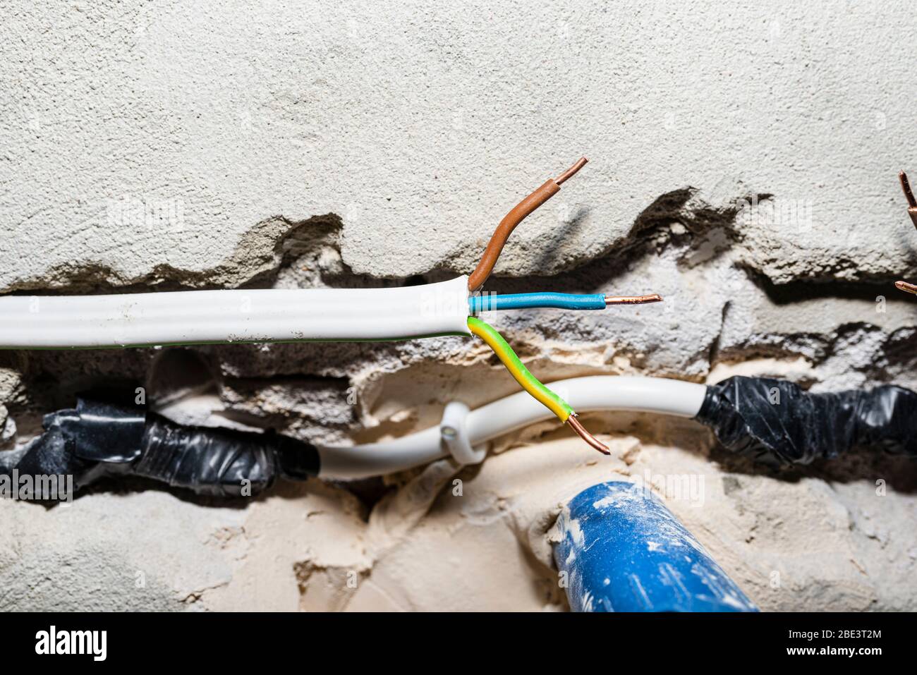 Tagliare il cavo monofase nella parete della casa. Filo di fase, neutro e  di massa visibile Foto stock - Alamy