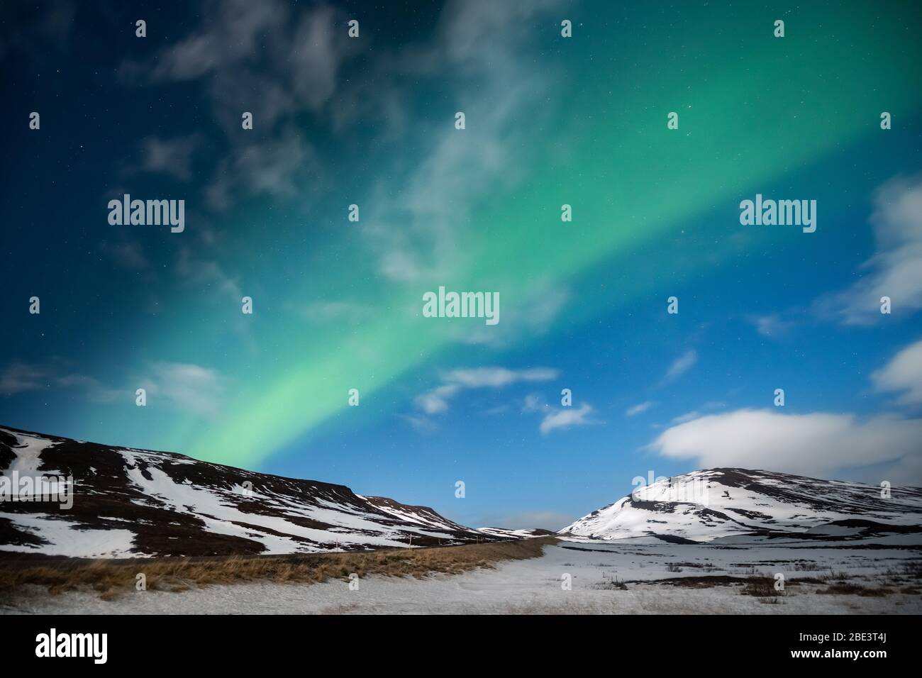 Aurora boreale sulle montagne Foto Stock