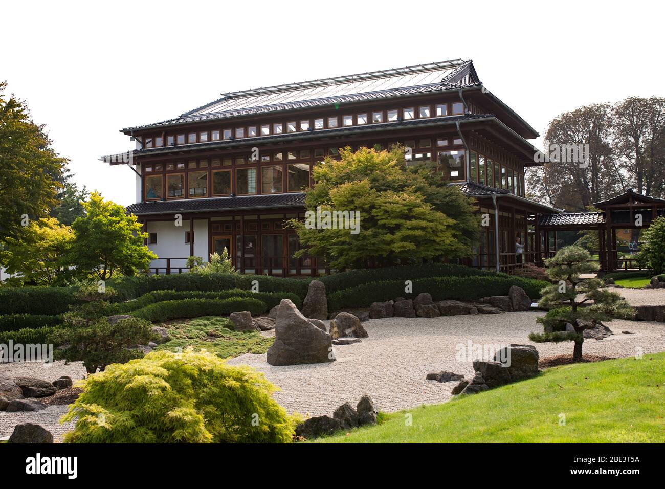 Il padiglione principale e il giardino zen presso il giardino giapponese di Bad Langensalza, Germania. Foto Stock
