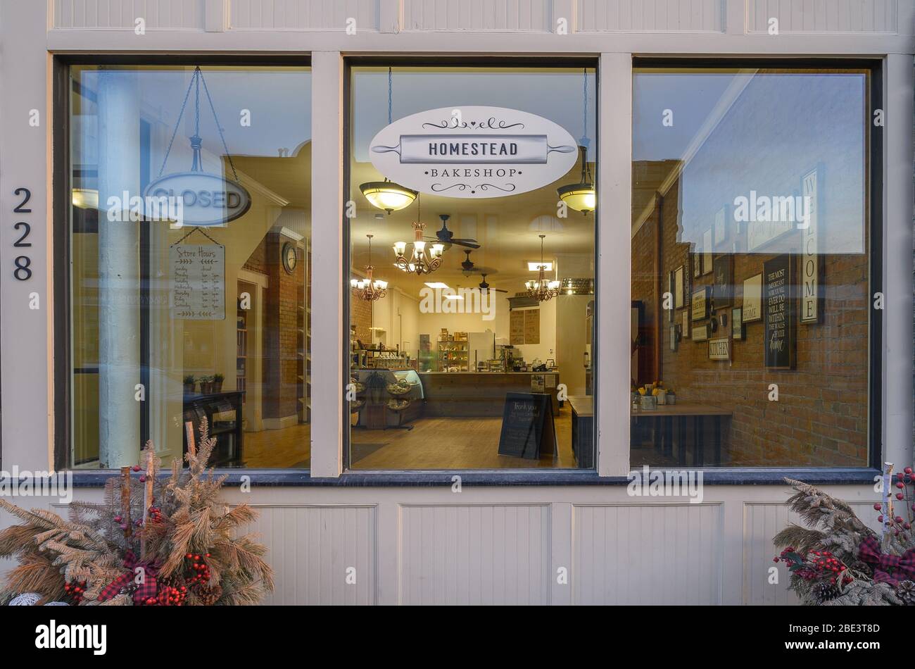 Fort MacLeod, Alberta, Canada – 09 aprile 2020: Vetrina del negozio Homestead Bakery in centro Foto Stock