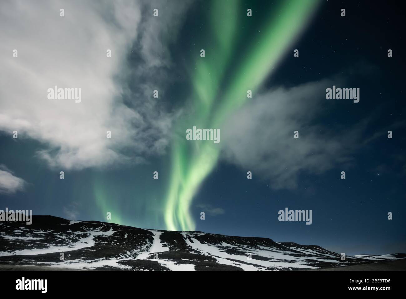 Aurora boreale sulle montagne Foto Stock