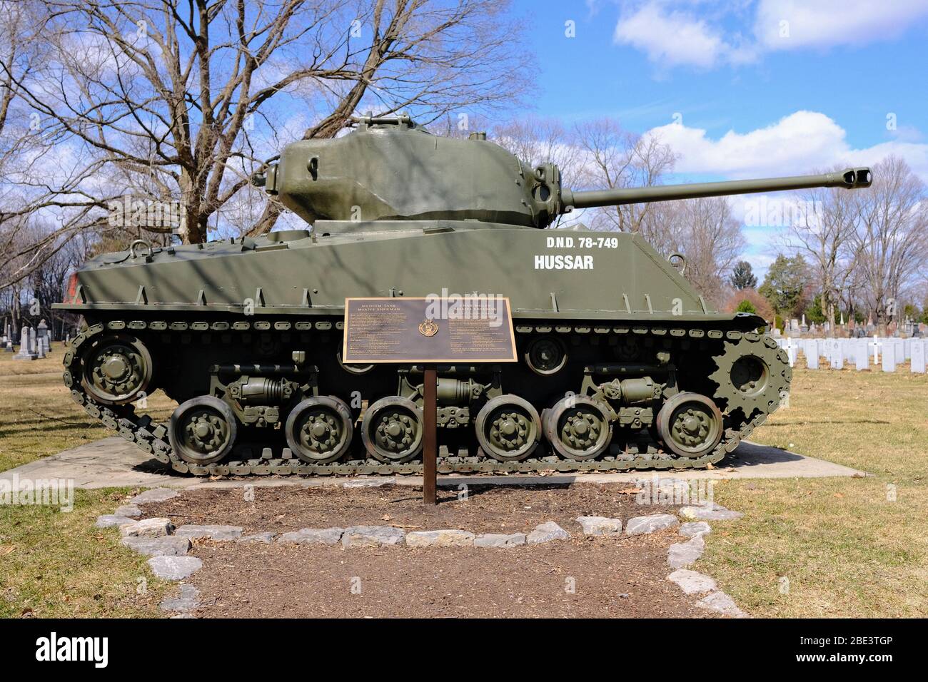 M4A2E8 Sherman Tank al Beechwood Cemetery, il Cimitero Nazionale del Canada a Ottawa, Ontario, Canada. Foto Stock