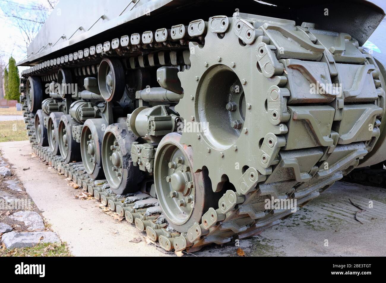 Primo piano della pista anteriore destra - M4A2E8 Sherman Tank presso il Beechwood Cemetery, il Cimitero Nazionale del Canada a Ottawa, Ontario, Canada. Foto Stock