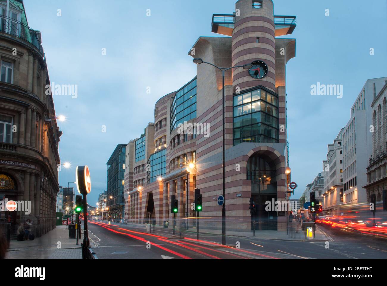 Postmodernismo architettura Torre di pietra calcarea rosa edificio Coq d'Argent, 1 Poultry, Londra EC2R 8EJ di James Stirling architetto Foto Stock