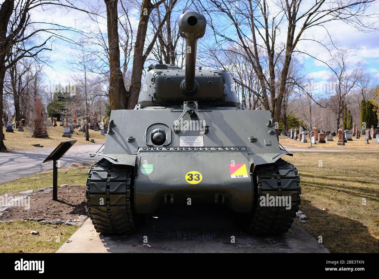 M4A2E8 Sherman Tank al Beechwood Cemetery, il Cimitero Nazionale del Canada a Ottawa, Ontario, Canada. Foto Stock